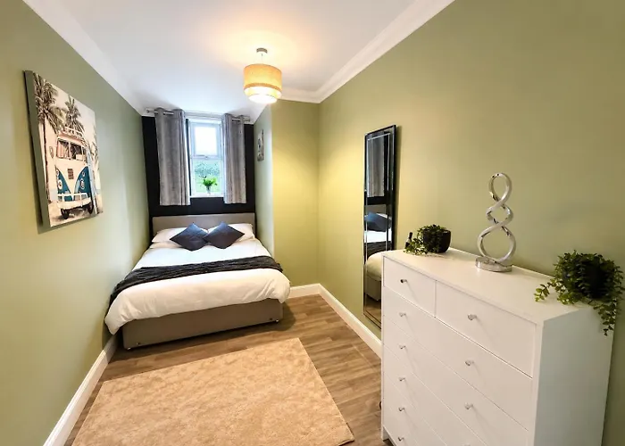Glen Fern Lodge - Garden With Parking - Heart Of Town Centre - Close To Beach - Darts And Table Football - Sleeps 11