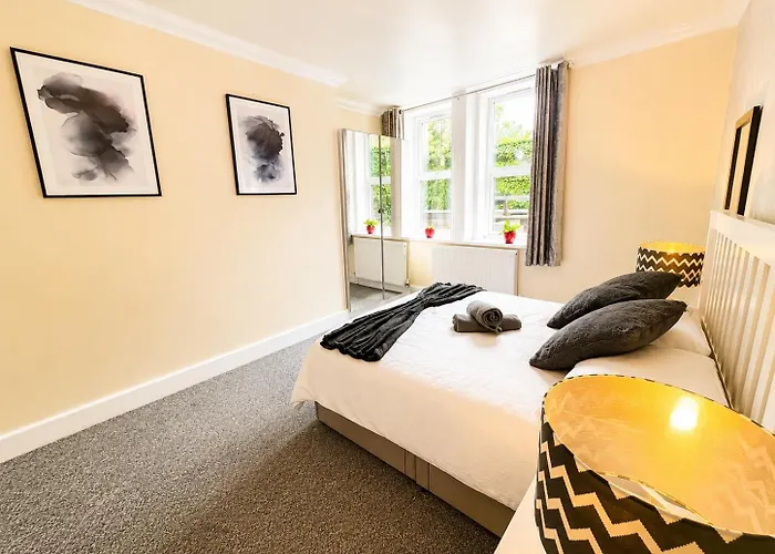 Glen Fern Lodge - Garden With Parking - Heart Of Town Centre - Close To Beach - Darts And Table Football - Sleeps 11