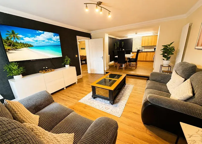 Glen Fern Lodge - Garden With Parking - Heart Of Town Centre - Close To Beach - Darts And Table Football - Sleeps 11